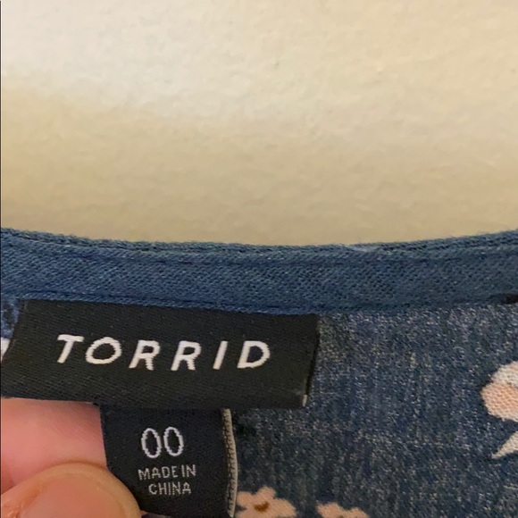Torrid floral button up blouse - Picture 4 of 5